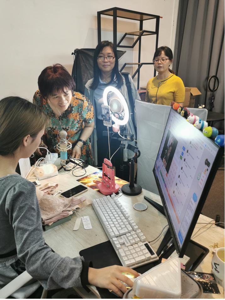 图2 运管学院调研团队旅行相识电商直播室园地与设施.jpg 图2 运管学院调研团队旅行相识电商直播室园地与设施.jpg